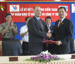 Quang cảnh lễ ký hợp đồng giữa hai bên - Ảnh: Từ Nguyên