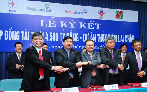 Lễ ký giữa 4 ngân hàng và EVN chiều 10/7.<br>