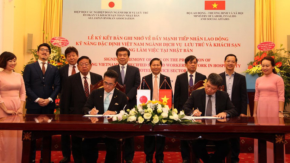 Đại diện Cục Quản lý lao động ngoài nước và Hiệp hội các nghiệp đoàn ngành dịch vụ lưu trú Ryokan và khách sạn toàn Nhật Bản cùng ký bản ghi nhớ. Ảnh - Mạnh Dũng. 