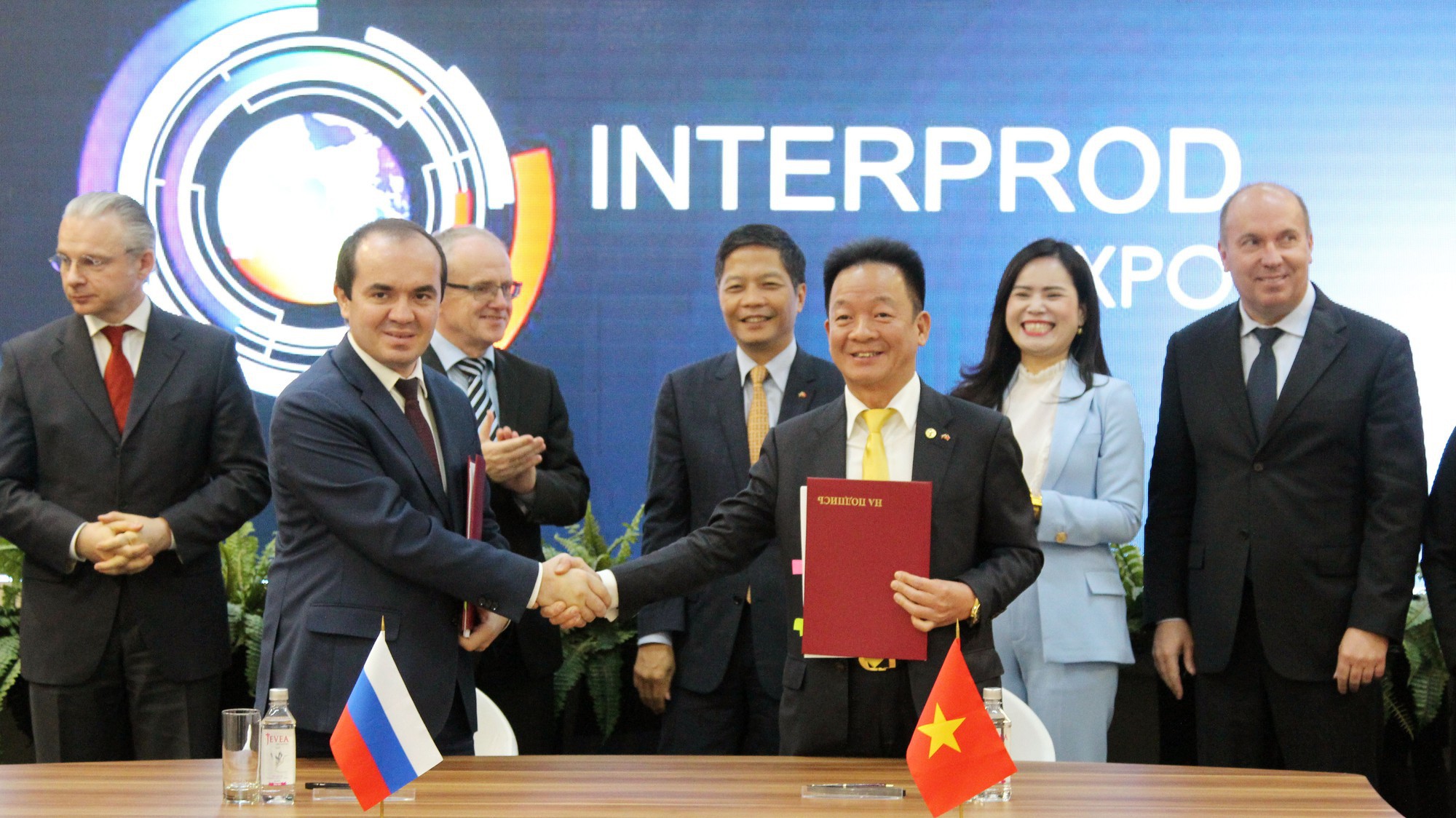 Chủ tịch Hội đồng Quản trị kiêm Tổng giám đốc Tập đoàn T&T Group Đỗ Quang Hiển và đại diện Liên đoàn doanh nghiệp thuộc Liên minh kinh tế Á Âu (EABU) ký biên bản ghi nhớ hợp tác dưới sự chứng kiến của Bộ trưởng Bộ Công thương Việt Nam Trần Tuấn Anh và đại diện Liên minh kinh tế Á - Âu.