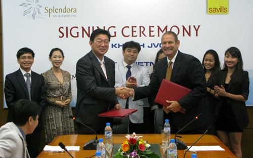 Lễ ký hợp đồng giữa An Khánh JVC và Savills Việt Nam ngày 1/11.<br>