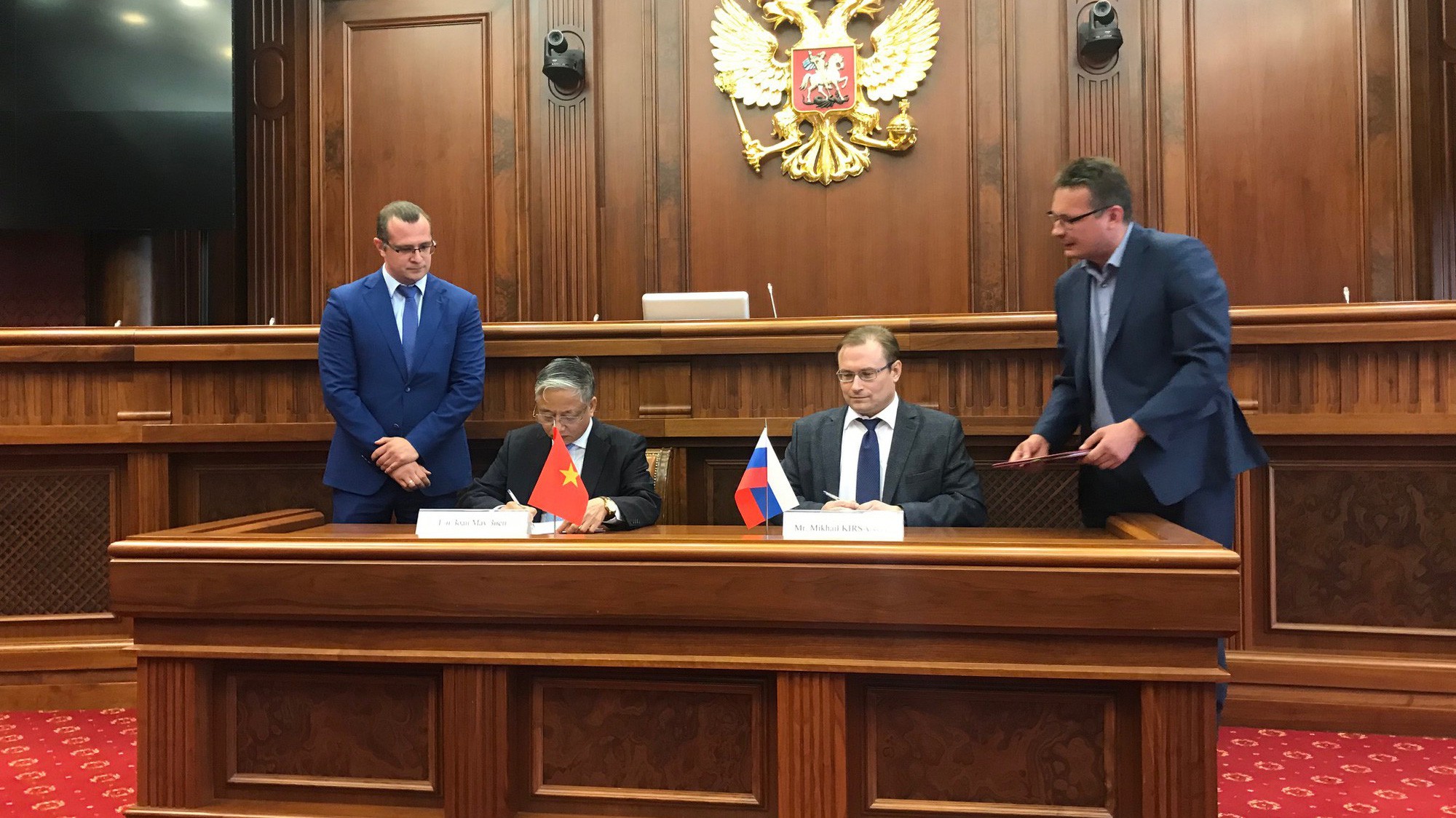 Thứ trưởng Doãn Mậu Diệp ký Biên bản Kỳ họp lần thứ 5 Tổ công tác lao động Việt Nam - Liên bang Nga. Ảnh: DOLAB. 