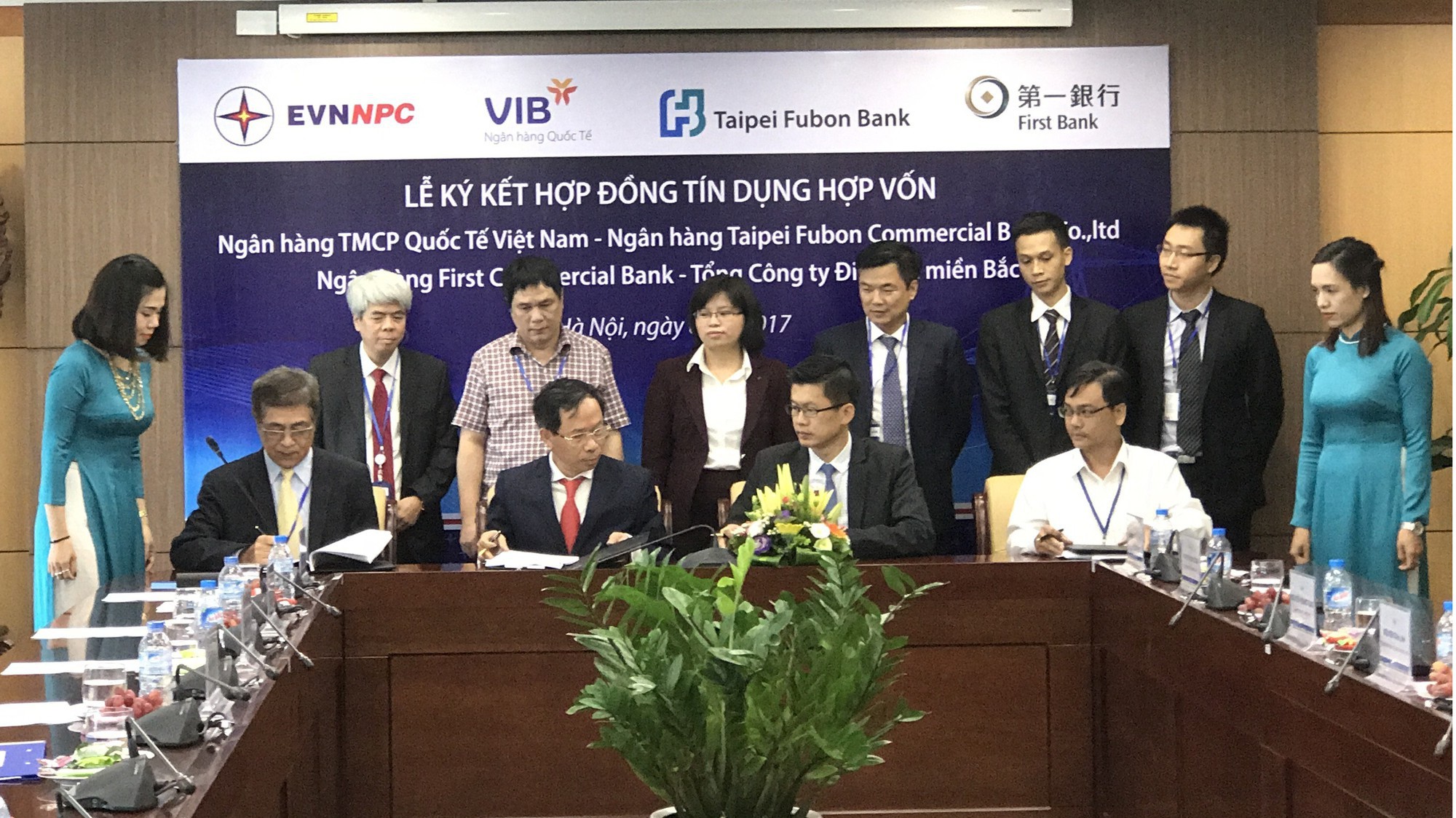 Ký kết Hợp đồng tín dụng khoản vay hợp vốn giữa EVNNPC và VIB.