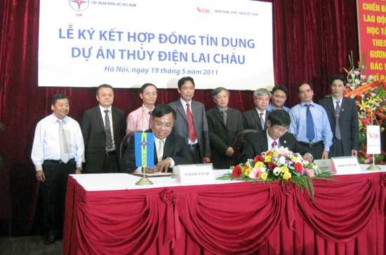 Lãnh đạo hai bên ký hợp đồng tín dụng sáng 19/5.