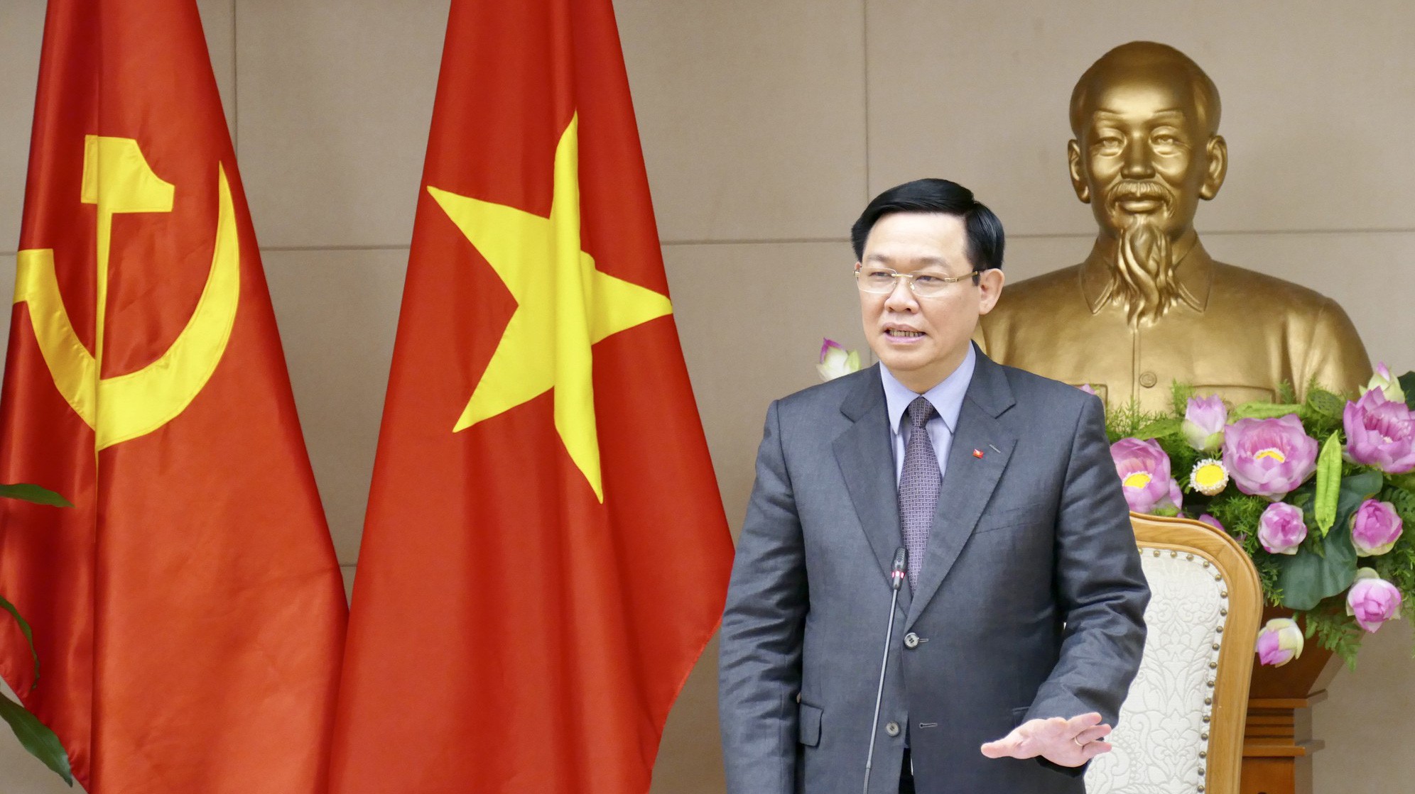 Phó thủ tướng, cho hay quan điểm của Chính phủ là sẽ hỗ trợ các dự án, nhà máy có khả năng quay trở lại sản xuất theo các cơ chế thị trường, nhưng sẽ kiên quyết xử lý các dự án không thể cứu vãn và xử lý nghiêm khắc trách nhiệm cá nhân, tập thể liên quan tới các yếu kém. 