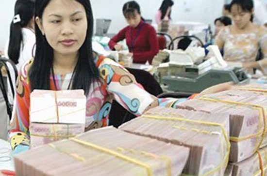 Theo giải thích từ phía ngân hàng, những mức lãi suất huy động thời gian qua cộng thêm các chính sách khuyến mại, tặng thưởng cũng gần với mức mới ban hành.