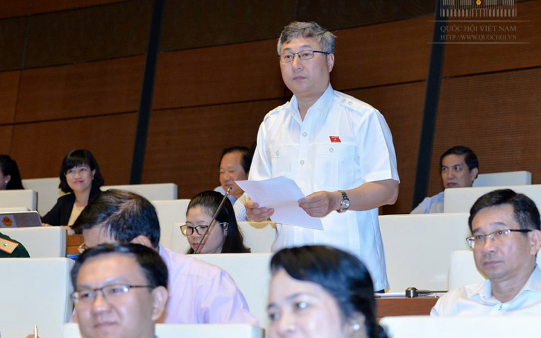 <span style="font-family: 'Times New Roman'; font-size: 15px;">Đại biểu Trần Văn Lâm (Bắc Giang) phát biểu sửa Luật Đường sắt.</span>