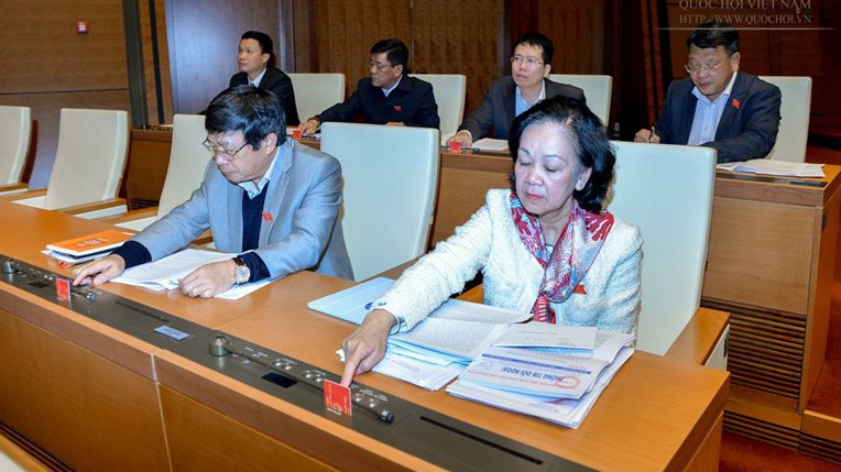 Đại biểu Quốc hội bấm nút biểu quyết Luật Quy hoạch