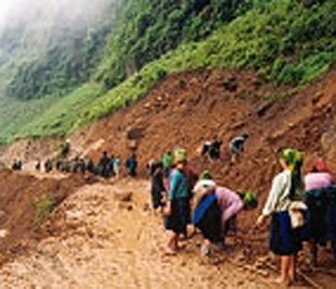 Tại hầu hết các vùng miền núi phía Bắc, cơ sở hạ tầng trong tình trạng yếu kém.