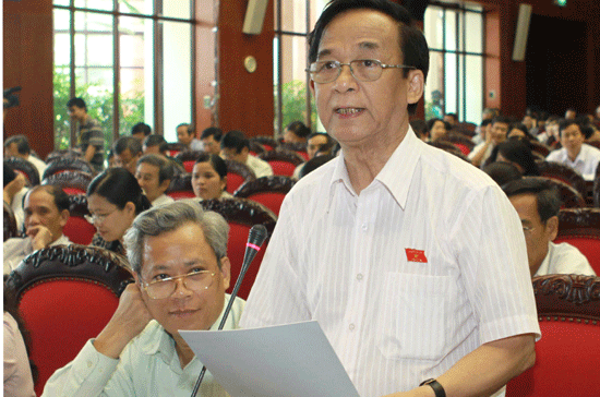 Đại biểu Nguyễn Lân Dũng đề nghị dừng hẳn việc lấy đất canh tác cho các dự án - Ảnh:TTXVN.