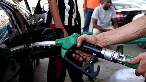 Hành vi sử dụng điện, nước, xăng dầu vượt quá định mức cho phép sẽ bị xử phạt từ 1-2 triệu đồng. Ảnh minh hoạ