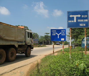 Dự án đầu tư xây dựng mở rộng đường Láng - Hòa Lạc còn nhiều vướng mắc.