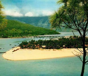 Lăng Cô, một trong những điểm du lịch biển nổi tiếng Việt Nam.