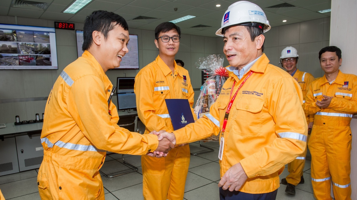 Lãnh đạo PV GAS luôn quan tâm, thăm hỏi người lao động ngay tại công trình khí.

