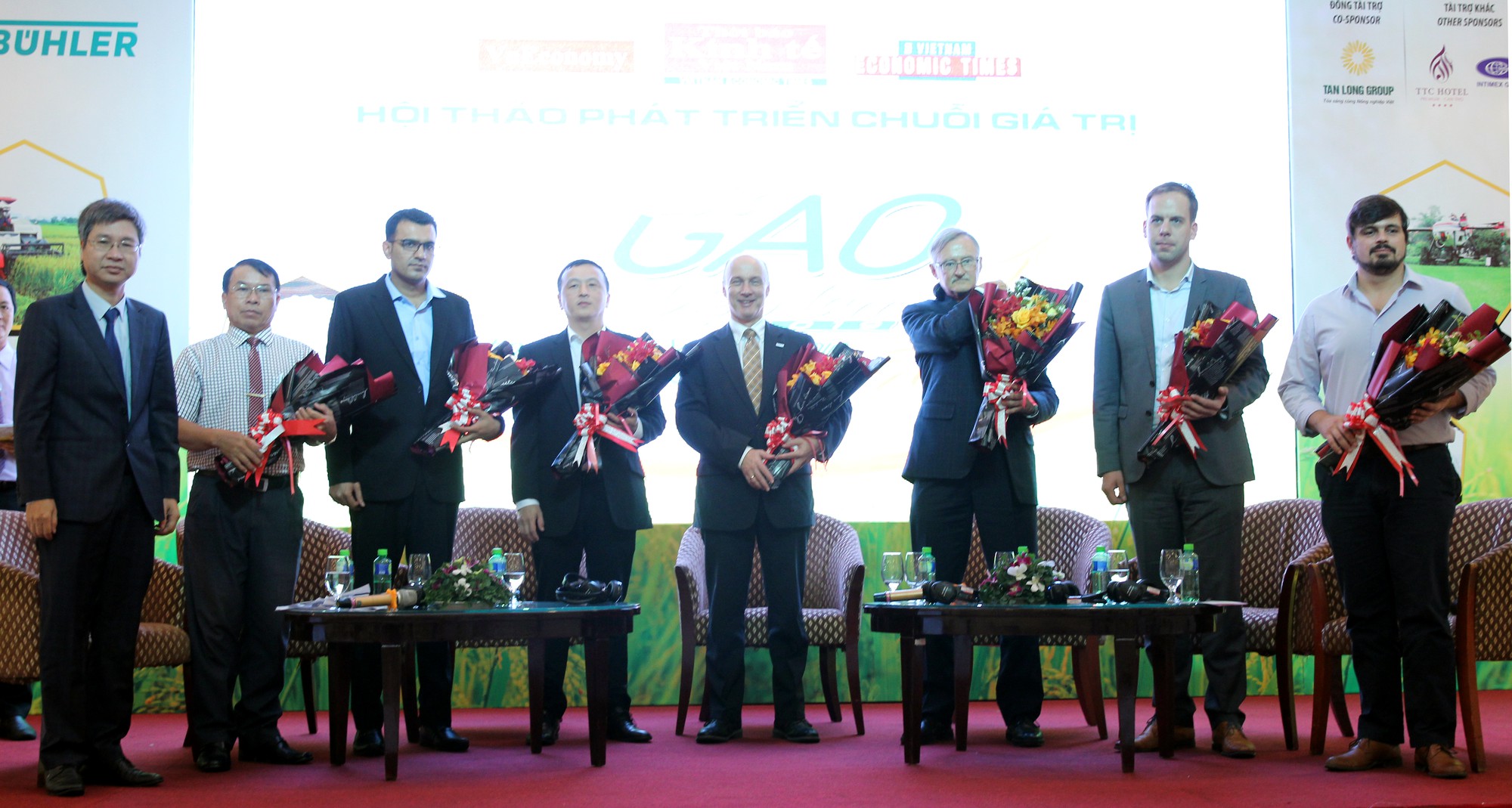 Lãnh đạo TBKTVN tặng hoa Diễn giải Phiên thảo luận 2