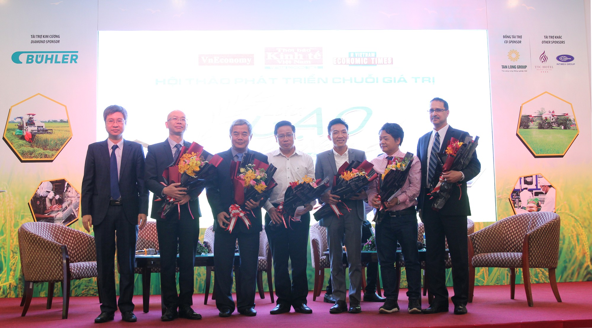 Lãnh đạo TBKTVN tặng hoa Phiên thảo luận 1 - 1