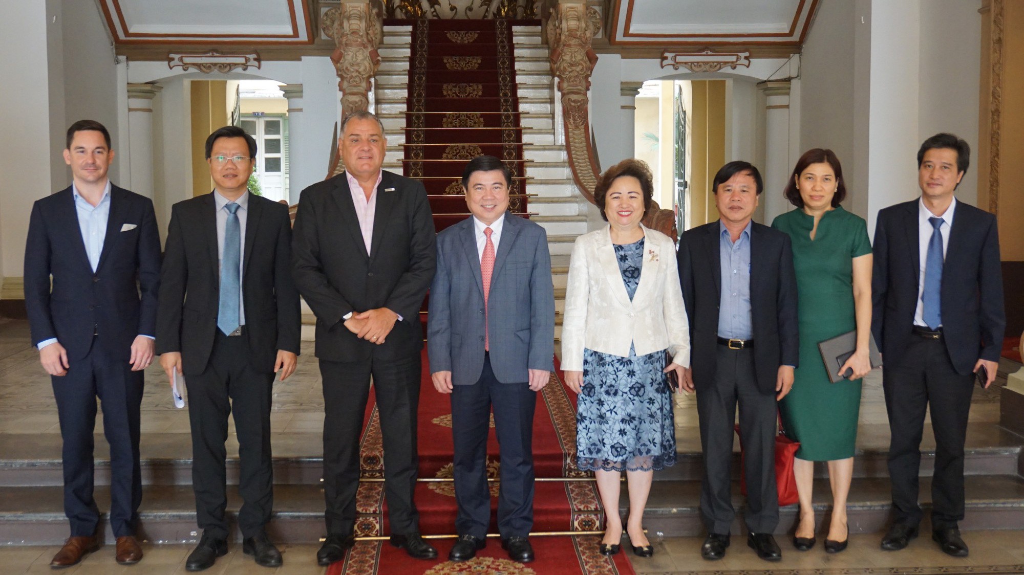 Ông Nguyễn Thành Phong (giữa) chụp ảnh lưu niệm cùng Ông Paul Hutton ( trái) và Bà Nguyễn Thị Nga (phải).