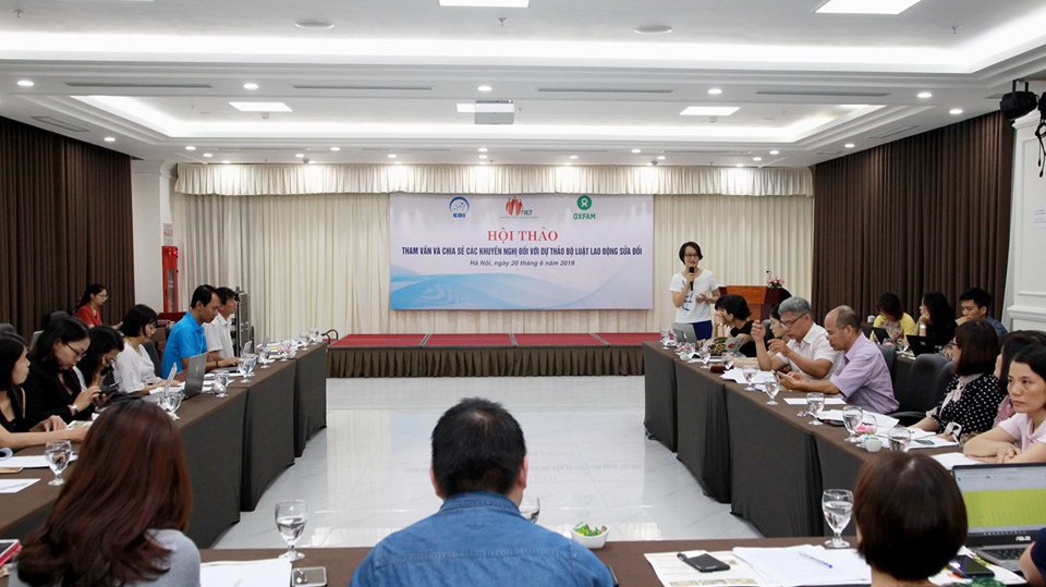 Hội thảo nhận được nhiều khuyến nghị liên quan đến lương tối thiểu vùng. Ảnh: Mạnh Dũng. 