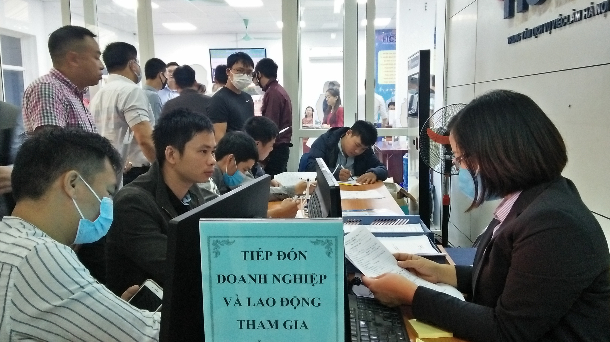 Phiên giao dịch việc làm dành riêng cho lao động từ Hàn Quốc, Nhật Bản về nước ngày 15/10 thu hút nhiều doanh nghiệp và người lao động tham gia. Ảnh - N.Dương. 