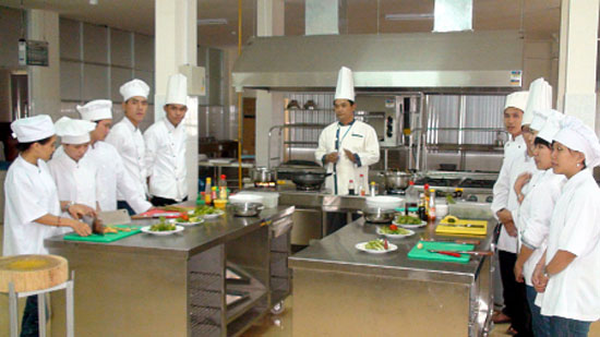 Việt Nam phải tính tới các chính sách thu hút và giữ chân nhân tài trong một môi trường cạnh tranh ngày càng mạnh mẽ của khu vực ASEAN. <br>