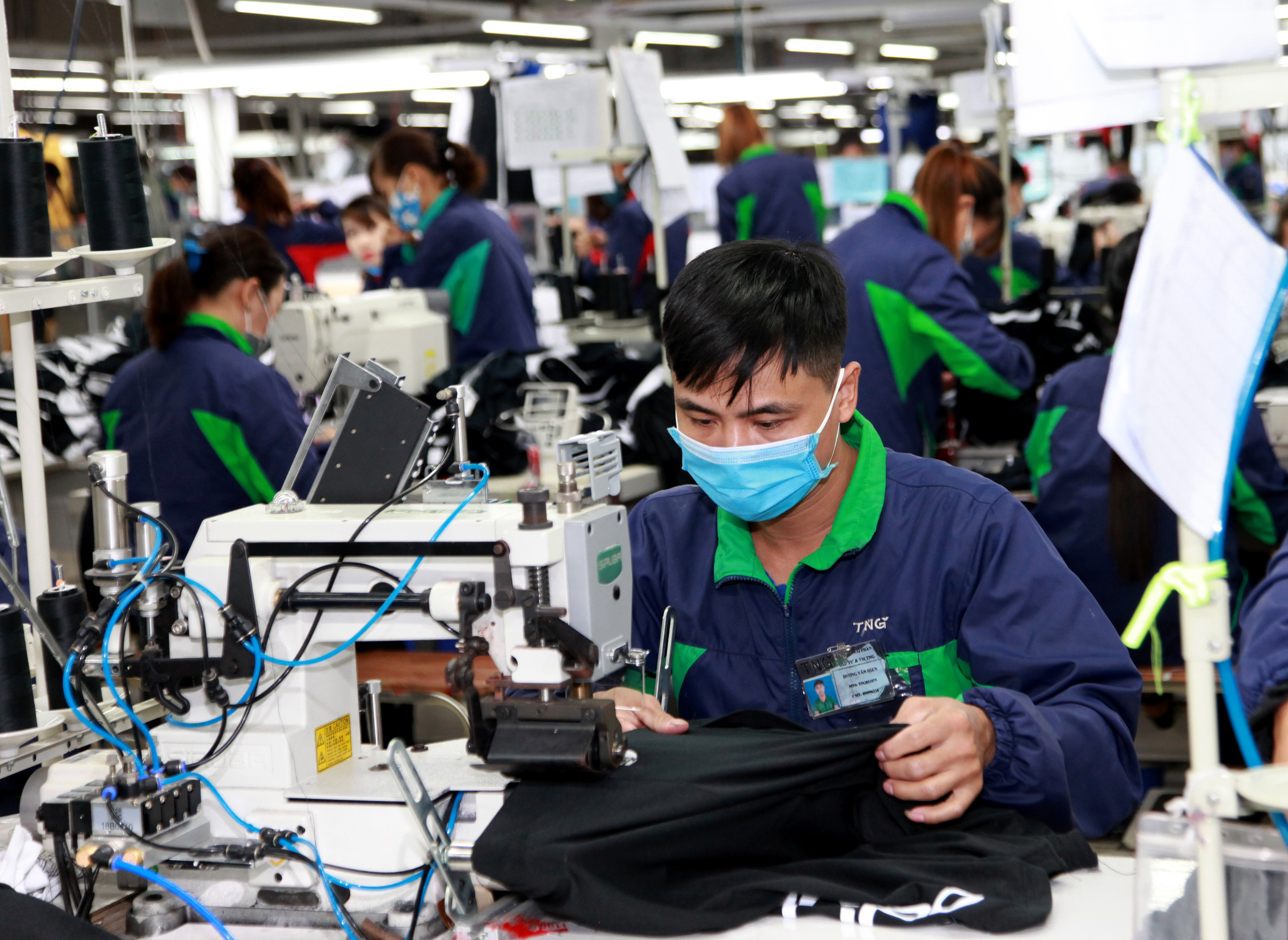 Công nhân làm việc tại nhà máy của Công ty cổ phần Đầu tư và Thương mại TNG. Ảnh - Mạnh Dũng.