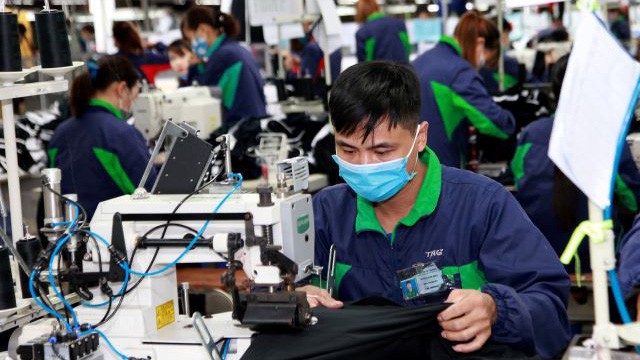 Tăng giờ làm thêm cần hài hòa quyền lợi của cả doanh nghiệp và người lao động. Ảnh: Mạnh Dũng. 