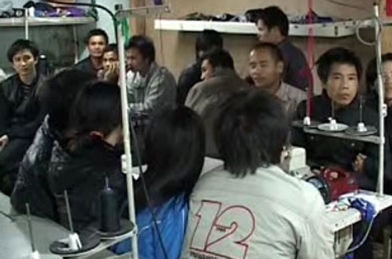 Người lao động Việt trong xưởng may "đen" tại Nga phải làm việc đến 15 giờ một ngày - Ảnh: TL.