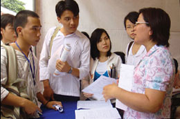 Nhiều doanh nghiệp đang đỏ mắt tìm lao động.