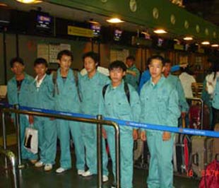 Lao động huyện nghèo làm thủ tục xuất cảnh sang lao động tại Li-bi.