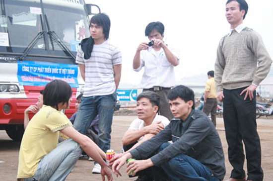 Người lao động về từ Libya đang phải đối mặt với không ít khó khăn.