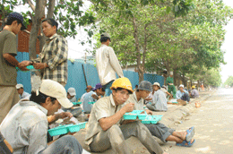 Theo ILO, điều quan trọng là chuyển dịch người có việc làm sang nhóm lao động làm công ăn lương có chất lượng nhằm giảm thiểu sự tổn thương và số lượng lao động nghèo - Ảnh: Việt Tuấn.