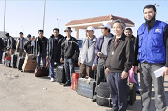 Lao động Việt Nam tại cửa khẩu Salloum.