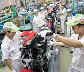 Thu nhập vẫn luôn là lợi thế để “níu chân” lao động.