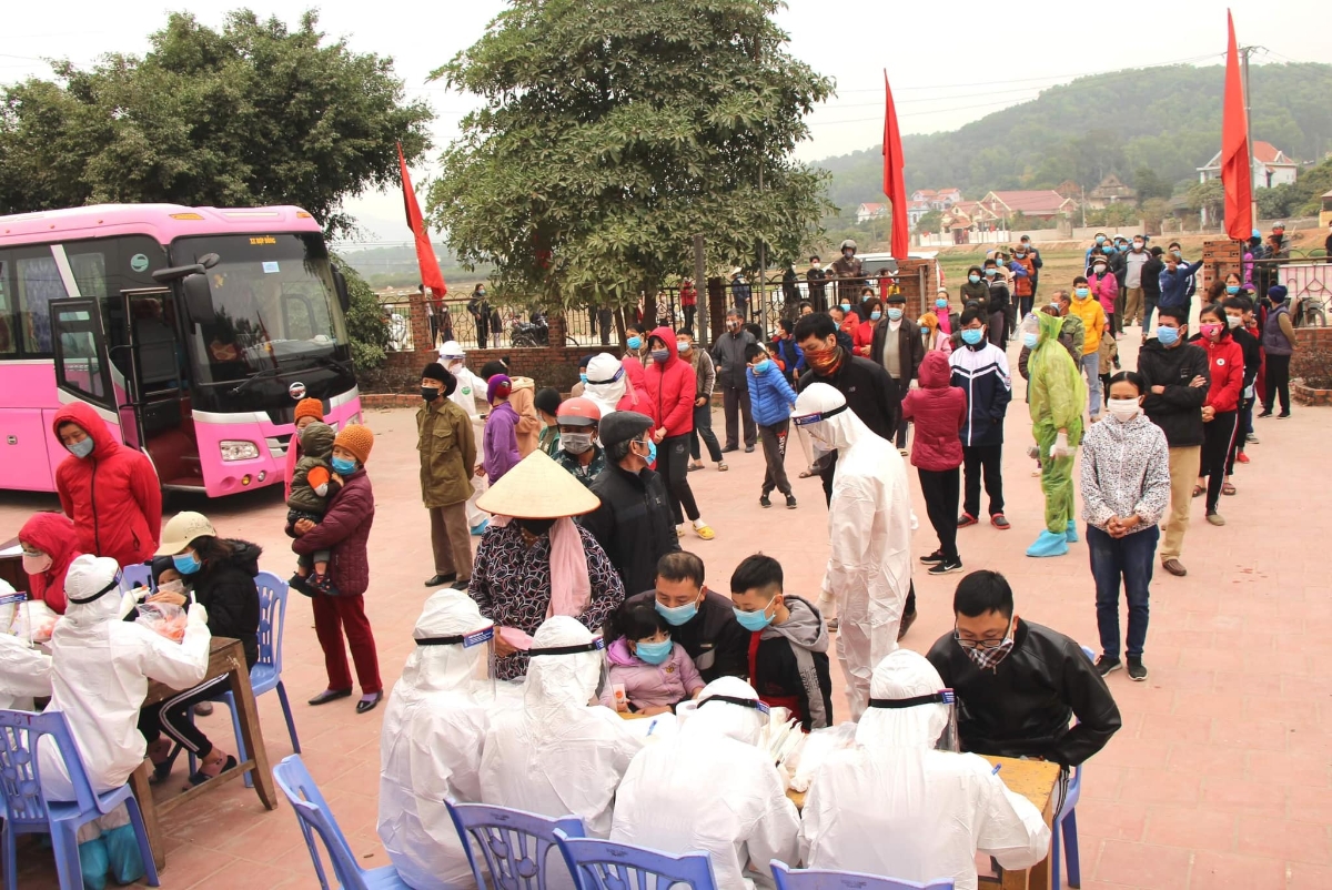 Người dân Tp Chí Linh, Hải Dương chờ lấy mẫu xét nghiệm. Ảnh - Bộ Y tế.