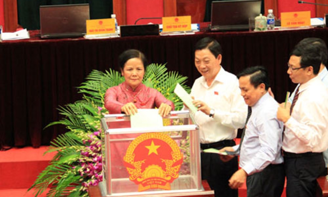 Các đại biểu Hội đồng Nhân dân thành phố Hà Nội bỏ phiếu tín nhiệm sáng 4/7.<br>