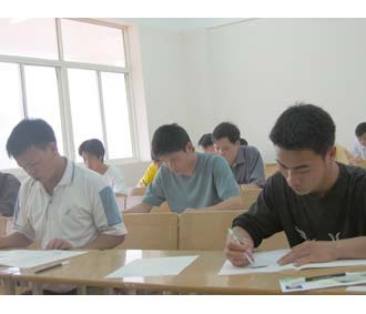 Người lao động được dạy tiếng Hàn và đào tạo tay nghề trước khi sang Hàn Quốc làm việc.