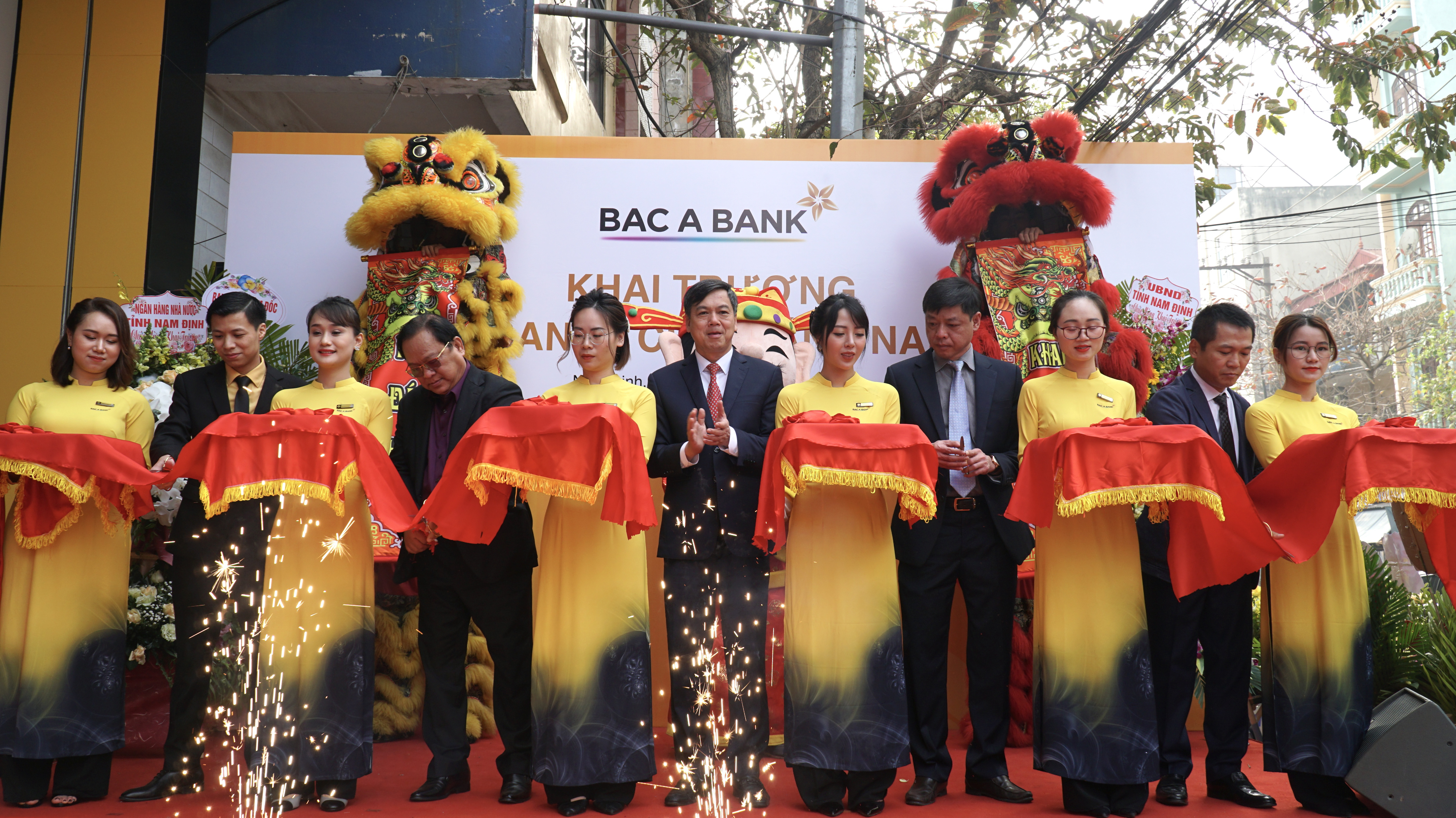 Lễ cắt băng khai trương BAC A BANK chi nhánh Nam Định.