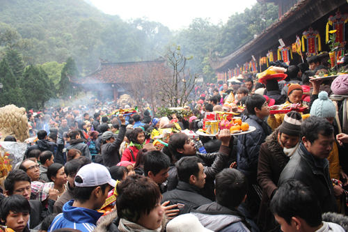 Bộ Công Thương xác nhận có cán bộ đi lễ chùa trong giờ hành chính.