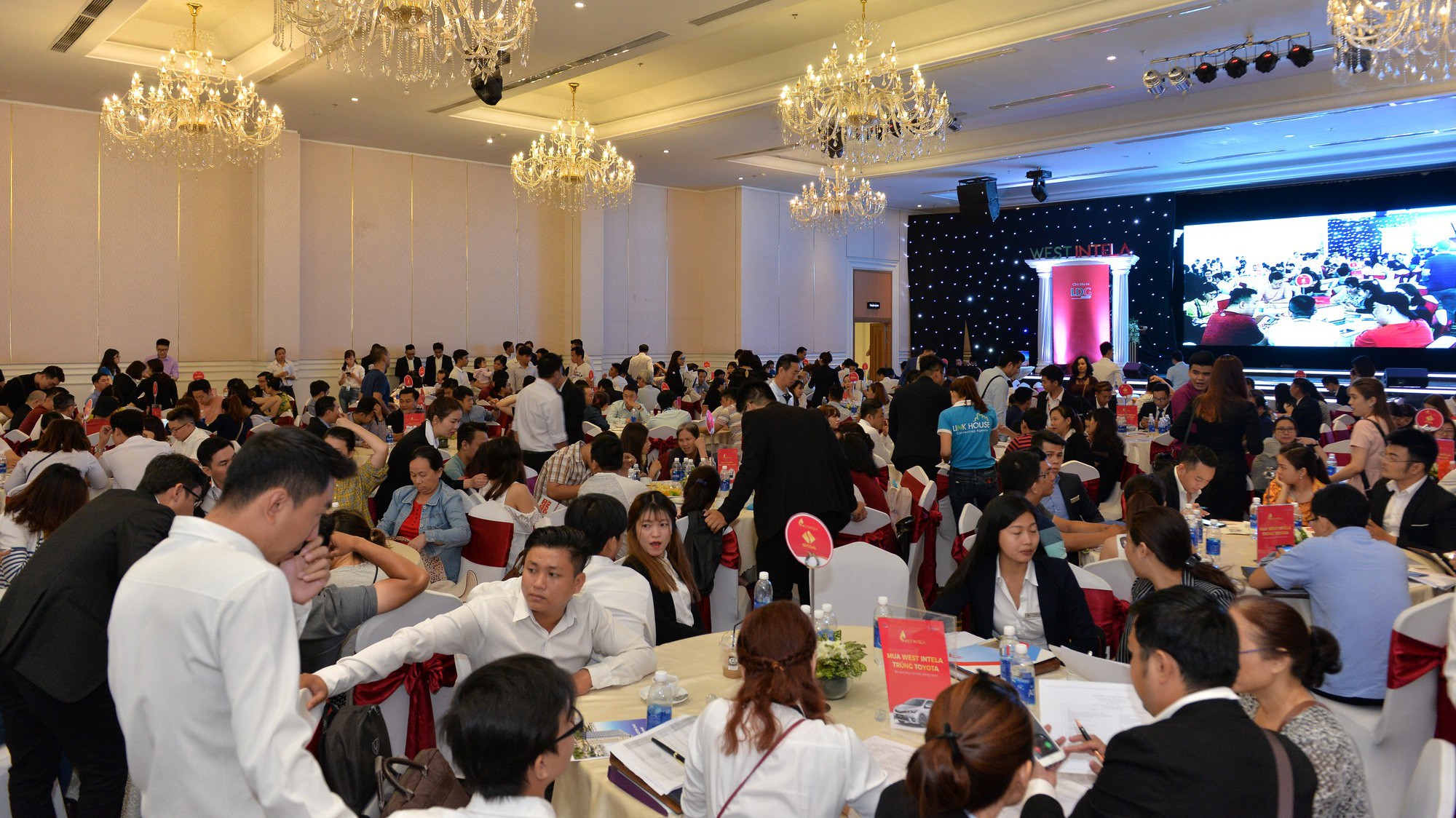 Khách hàng tham dự Lễ công bố Dự án khu căn hộ thông minh West Intela của LDG Group.