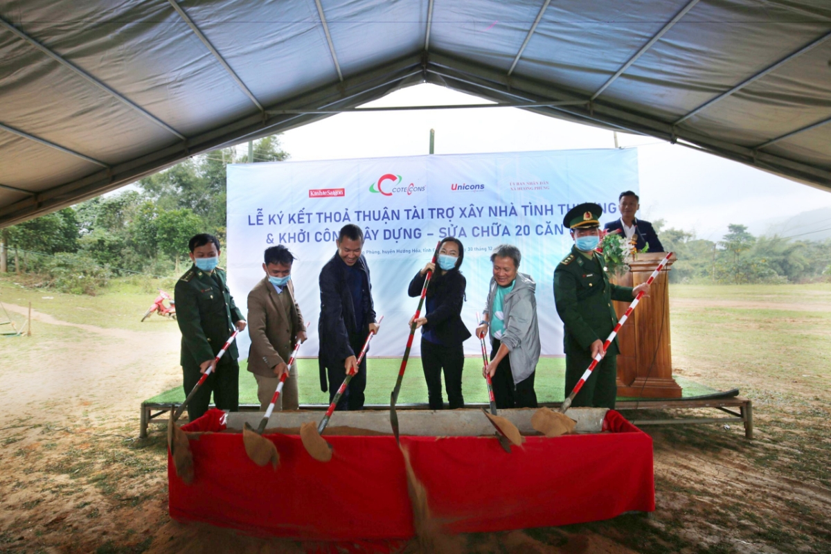 Đại diện các bên thực hiện nghi thức khởi công, từ trái sang phải: Ông Phan Xuân Hiệp - phó bí thư đảng uỷ xã Hướng Phùng, Ông Phan Ngọc Long - Chủ tịch Ủy Ban Nhân Dân Xã Hướng Phùng, Ông Bolat Duisenov – Chủ tịch Hội đồng Quản trị Coteccons, Bà Trịnh Quỳnh Giao - Thành viên Hội đồng Quản trị Coteccons, Ông Trần Minh Hùng – Tổng biên tập Thời báo Kinh tế Sài Gòn, Ông Nguyễn Khắc Huy - Đồn trưởng Đồn biên phòng Hướng Phùng.