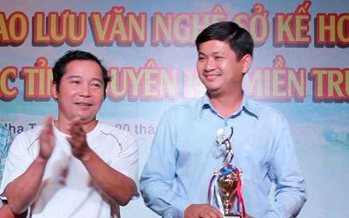 Ông Lê Phước Hoài Bảo (phải) được xem là giám đốc sở trẻ nhất cả nước.<br>