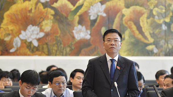 Bộ trưởng Bộ Tư pháp Lê Thành Long trả lời chất vấn. 