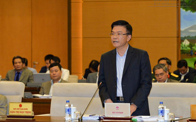 <span style="font-family: 'Times New Roman'; font-size: 15px;">Bộ trưởng Bộ Tư pháp Lê Thành Long phát biểu tại phiên họp.</span>