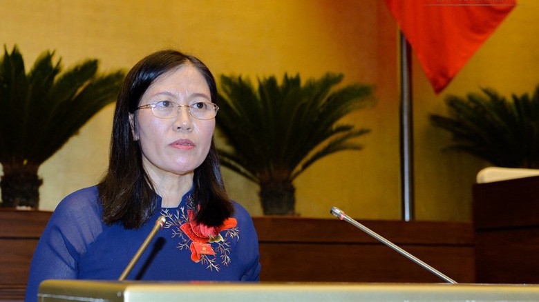 Chủ nhiệm Uỷ ban Tư pháp Lê Thị Nga trình bày báo cáo thẩm tra