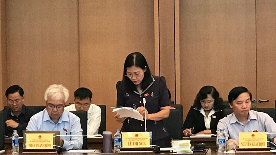 Chủ nhiệm Uỷ ban Tư pháp Lê Thị Nga trình bày dự thảo báo cáo giải trình, tiếp thu, chỉnh lý dự án luật.
