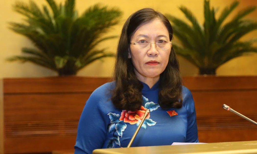 Chủ nhiệm Uỷ ban Tư pháp Lê Thị Nga trình bày báo cáo tiếp thu, giải trình nghị quyết về công tác tư pháp - Ảnh: Quang Phúc