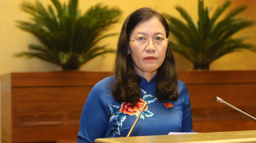 Chủ nhiệm Uỷ ban Tư pháp Lê Thị Nga trình bày báo cáo tiếp thu, giải trình nghị quyết về công tác tư pháp - Ảnh: Quang Phúc 