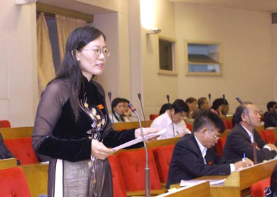 Phó chủ nhiệm Ủy ban Tư pháp Lê Thị Nga phát biểu tại phiên họp toàn thể của Quốc hội.