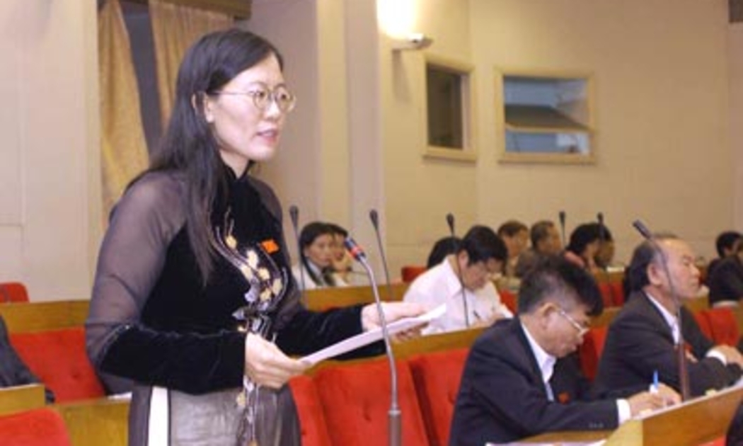 Phó chủ nhiệm Ủy ban Tư pháp Lê Thị Nga phát biểu tại phiên họp toàn thể của Quốc hội.