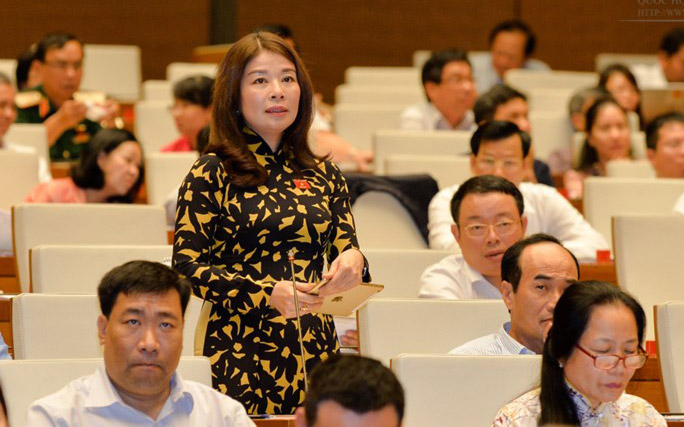 Đai biểu Lê Thu Hà (Lào Cai) tại phiên thảo luận về tình hình kinh tế - xã hội.